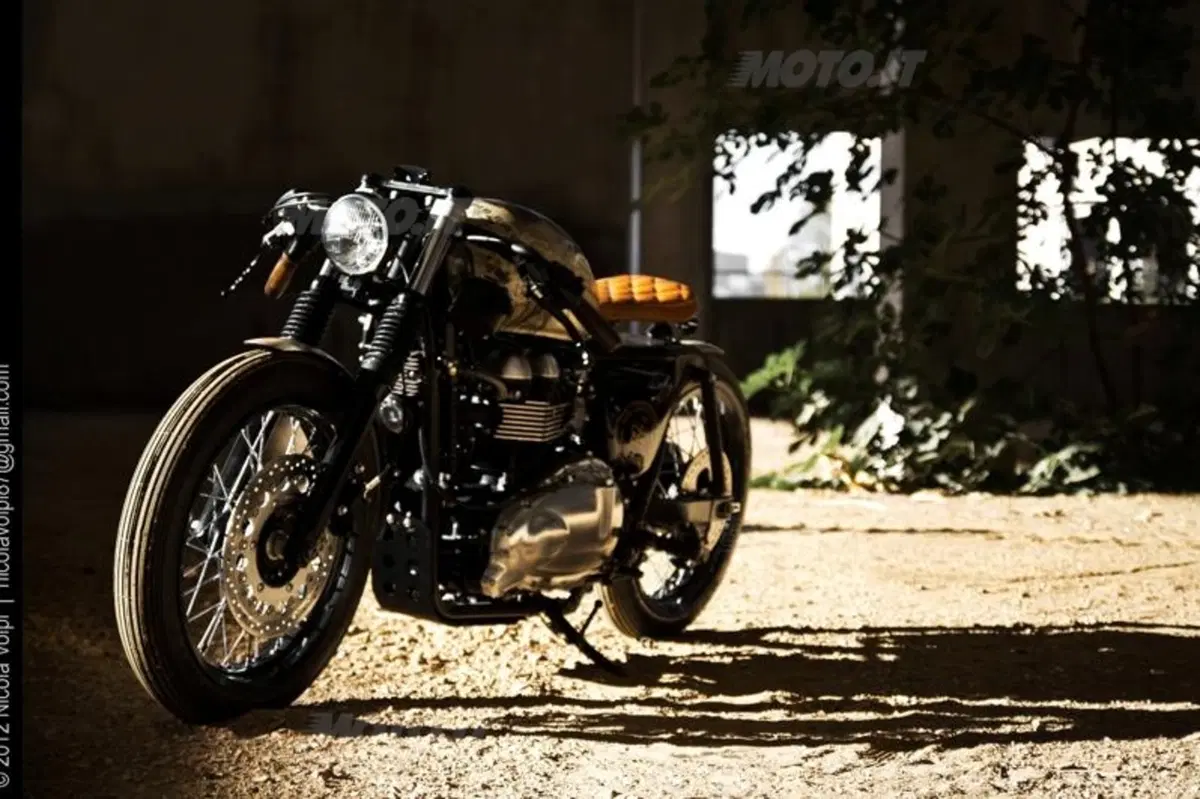 CML Classic Special: Triumph Thruxton Queen Elizabeth Coronation (16)