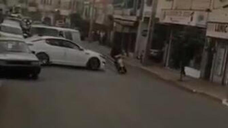 Follia sullo scooter: rischia la tragedia e fugge impennando [VIDEO CHOC]