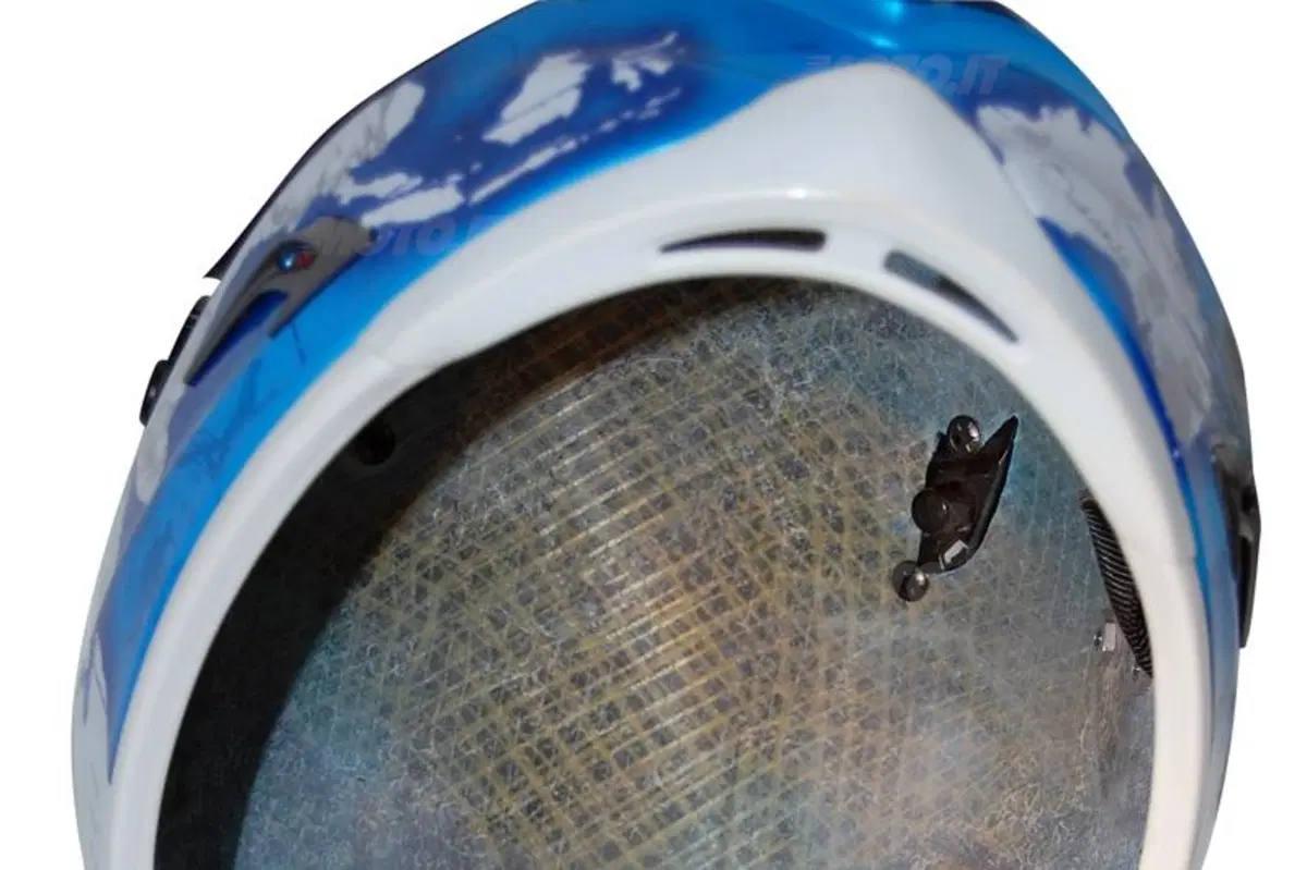 Il casco di Carlos Checa dopo la caduta di Phillip Island