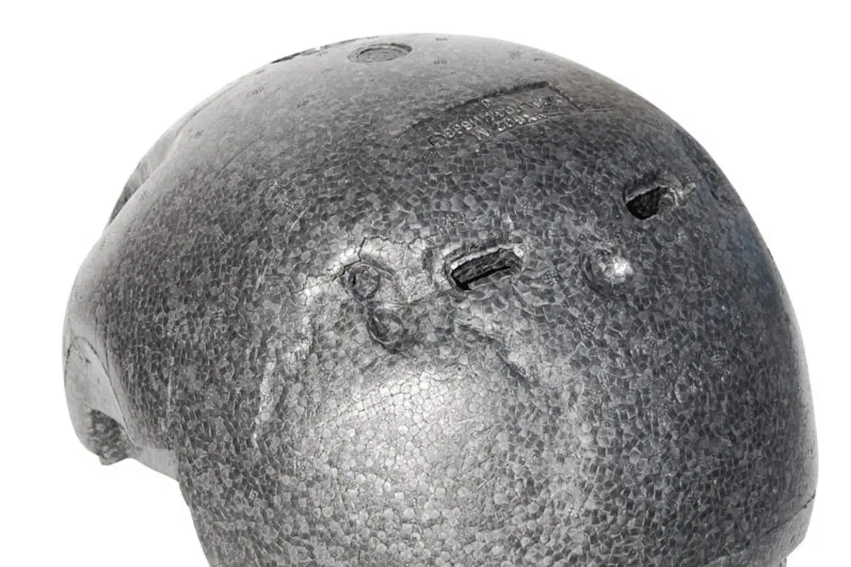 Il casco di Carlos Checa dopo la caduta di Phillip Island (2)