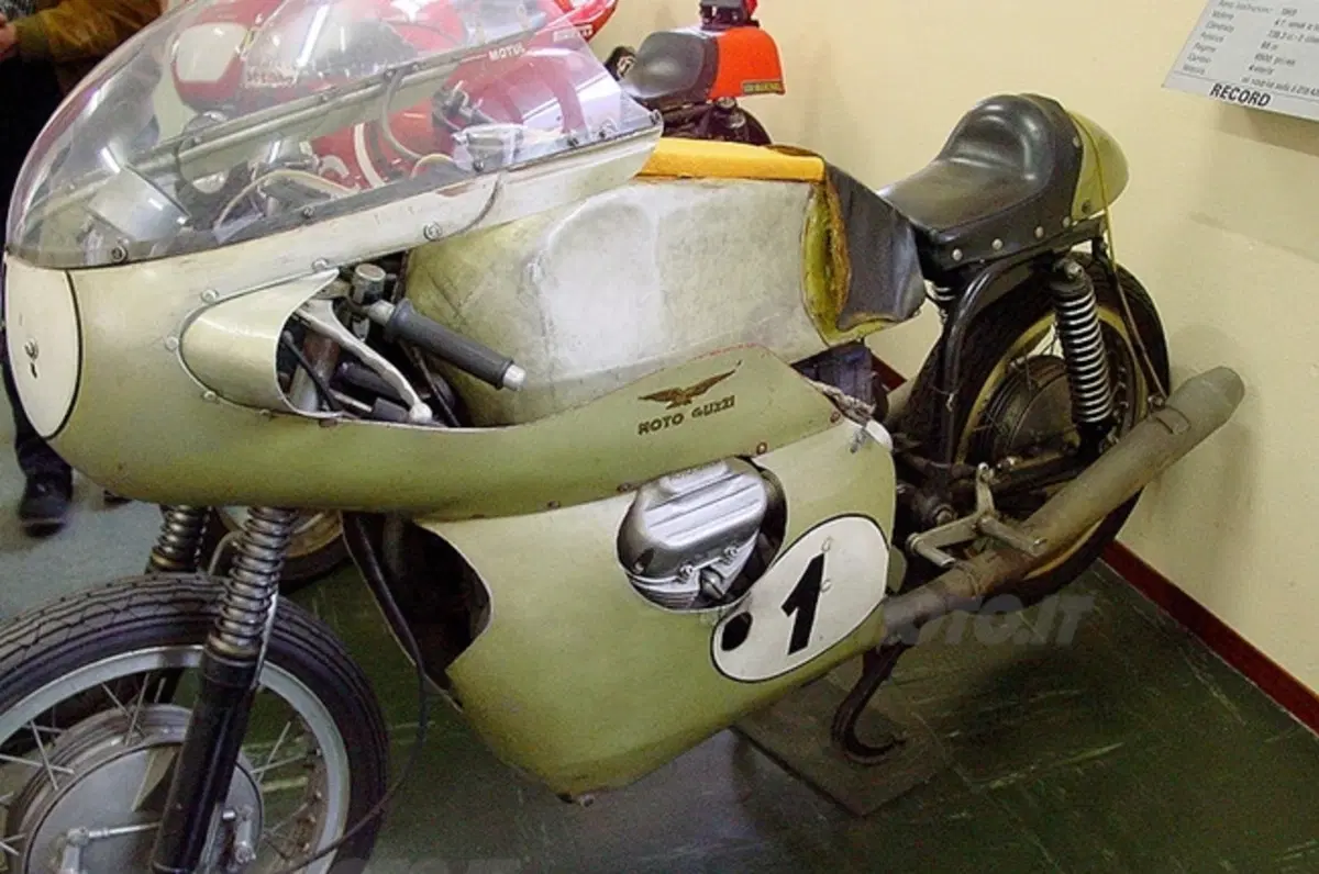 Il kit Record per Moto Guzzi V7 Racer (3)