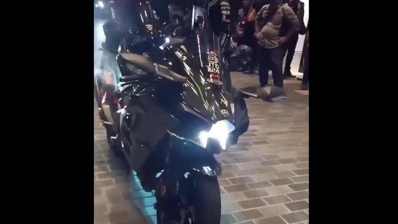 Moto choc: il modo pi&ugrave; assurdo di usare una Kawasaki Ninja H2 [VIDEO VIRALE]