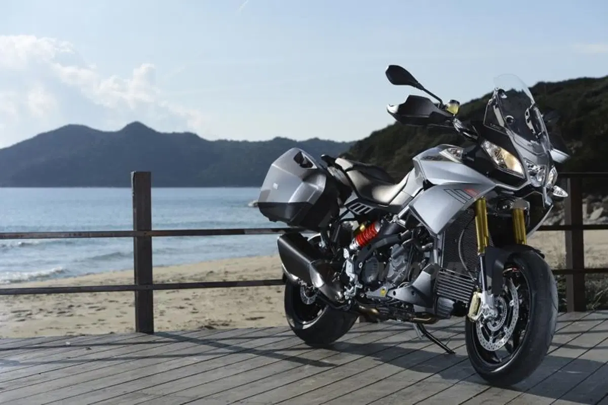 Aprilia Caponord 1200 in mostra per un mese allo Spazio Broletto (2)