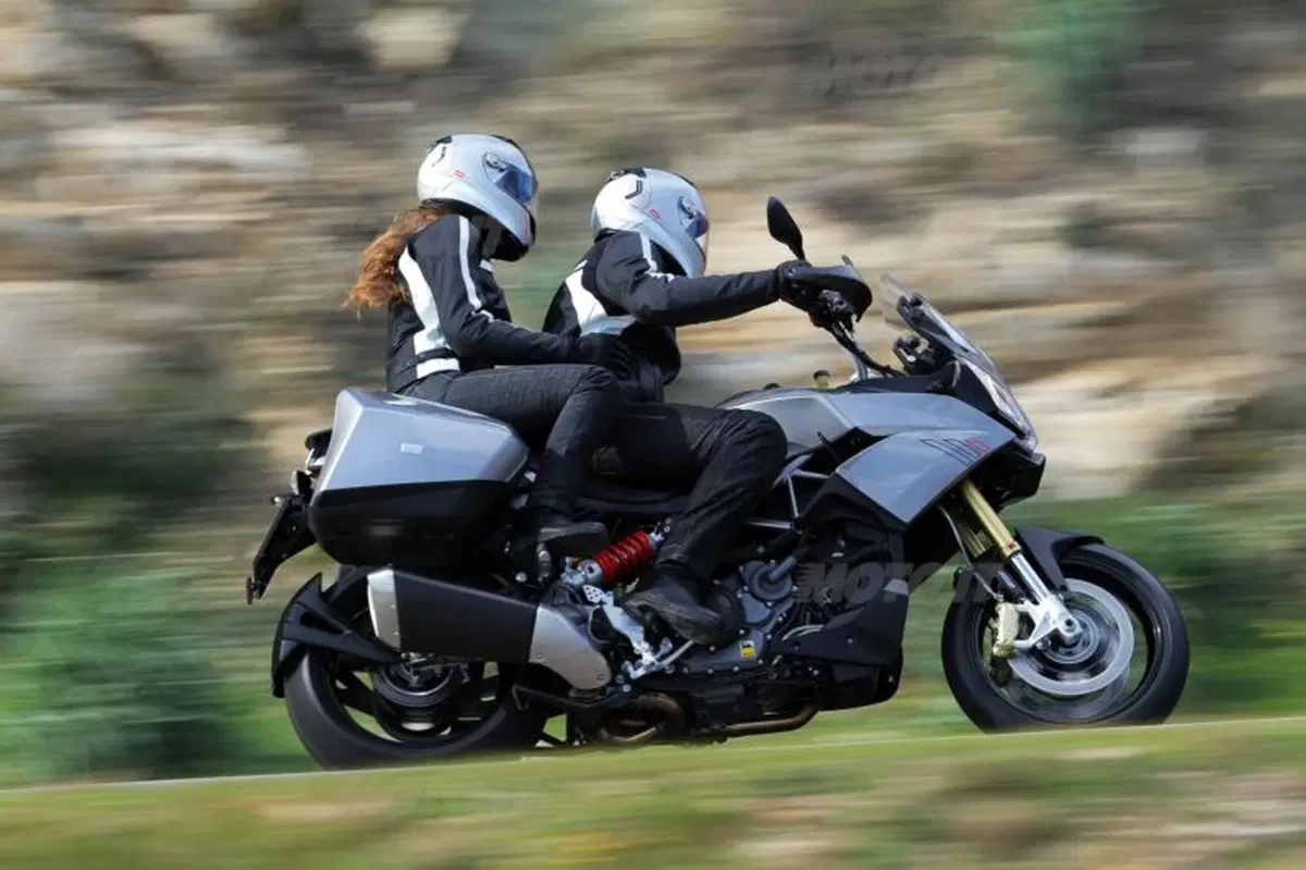 Aprilia Caponord 1200 in mostra per un mese allo Spazio Broletto (3)