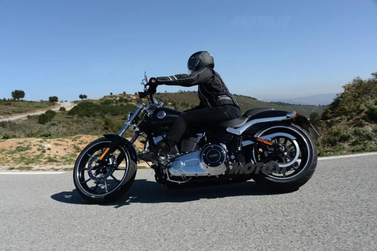 Harley-Davidson Softail Breakout  (3)