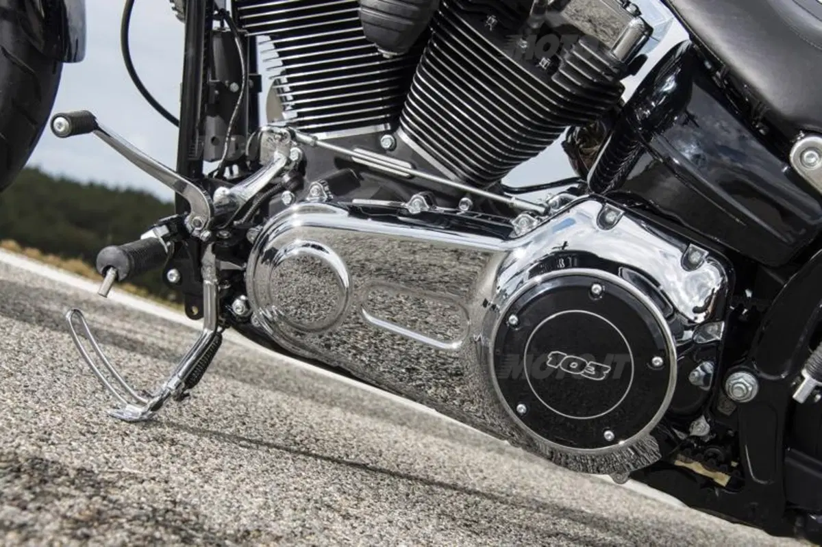 Harley-Davidson Softail Breakout  (32)