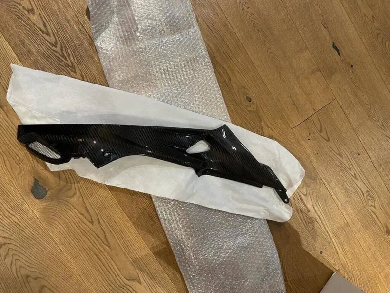 Copertura serbatoio in carbonio HP lato sinistro BMW