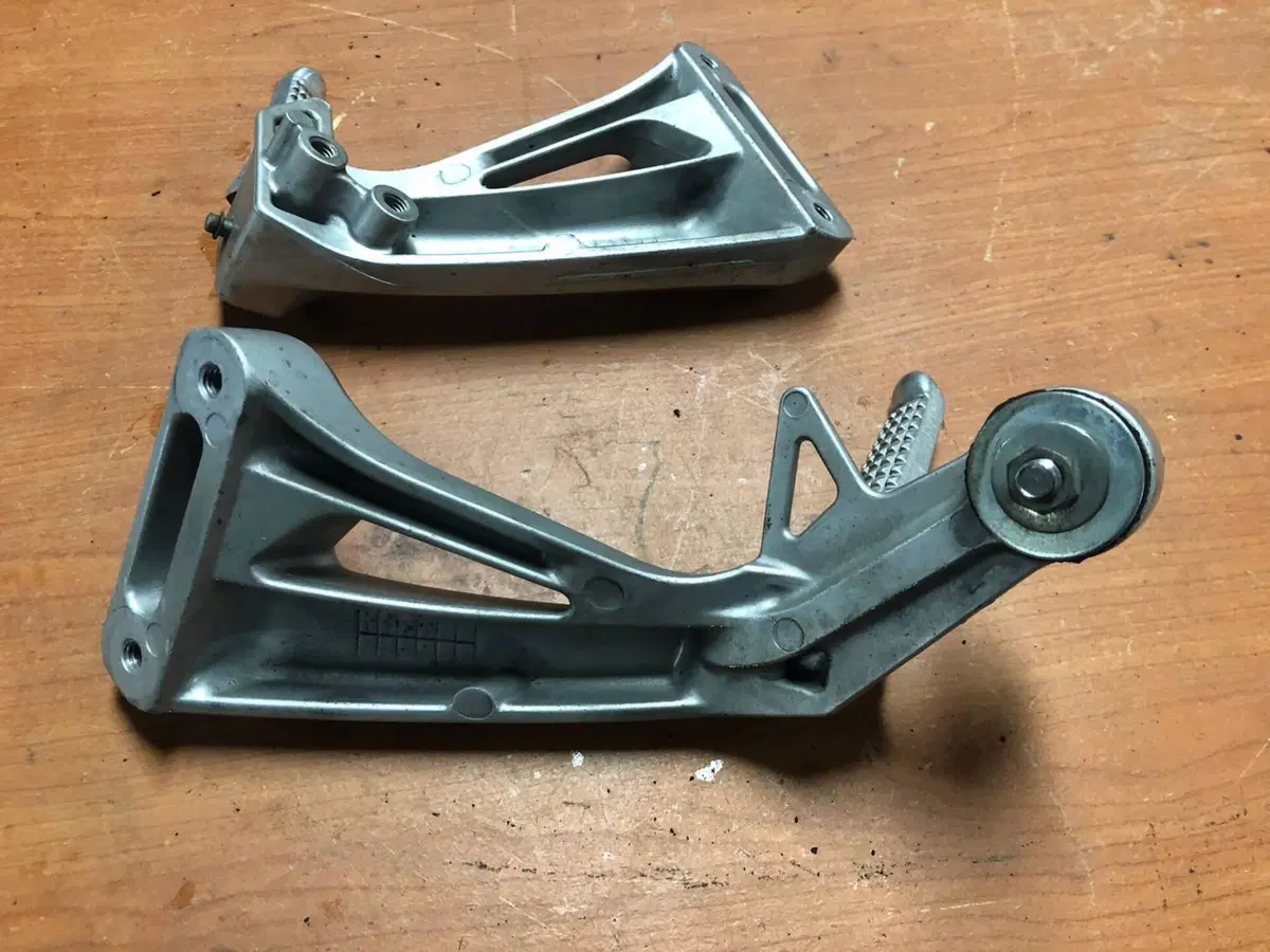 Coppia pedane posteriori Suzuki SV 650 S '99-'02 (3)