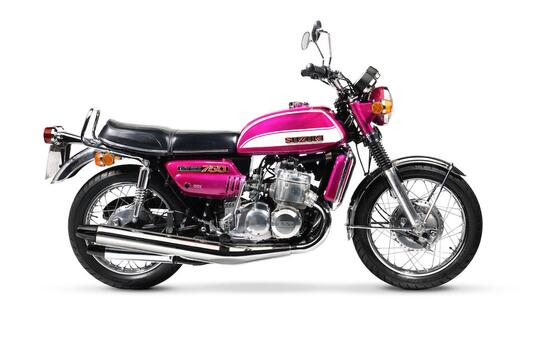 La GT 750 del 1971 è stata la risposta della Suzuki alla Honda 750 Four. Il motore tricilindrico a due tempi raffreddato ad acqua  disponeva di 67 CV a 6500 giri/min. Il modello da corsa da esso derivato (TR 750) è arrivato ad erogare oltre 110 cavalli