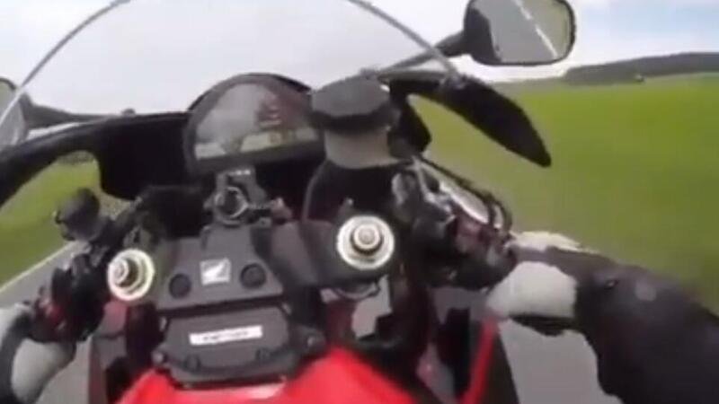Moto crash: l&rsquo;impennata con la Honda CBR finisce malissimo [VIDEO VIRALE]