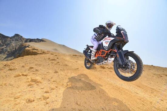 KTM, un teaser per una nuova Adventure tassellata: sarà la Super Adventure R MY2021?