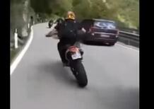 Con le motard sui tornanti: l’assembramento dopo la catastrofica  frenata [VIDEO]