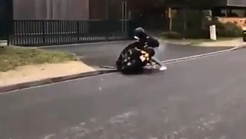 T-Max fail: dai sogni di gloria alla nuvola di fumo per il T-Maxista francese [VIDEO VIRALE]