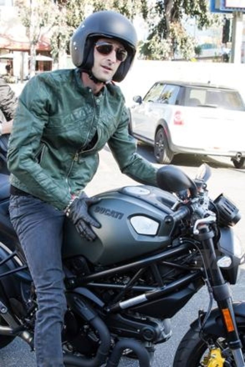 Adrien Brody scorrazza per L.A. sulla sua Ducati Monster Diesel 