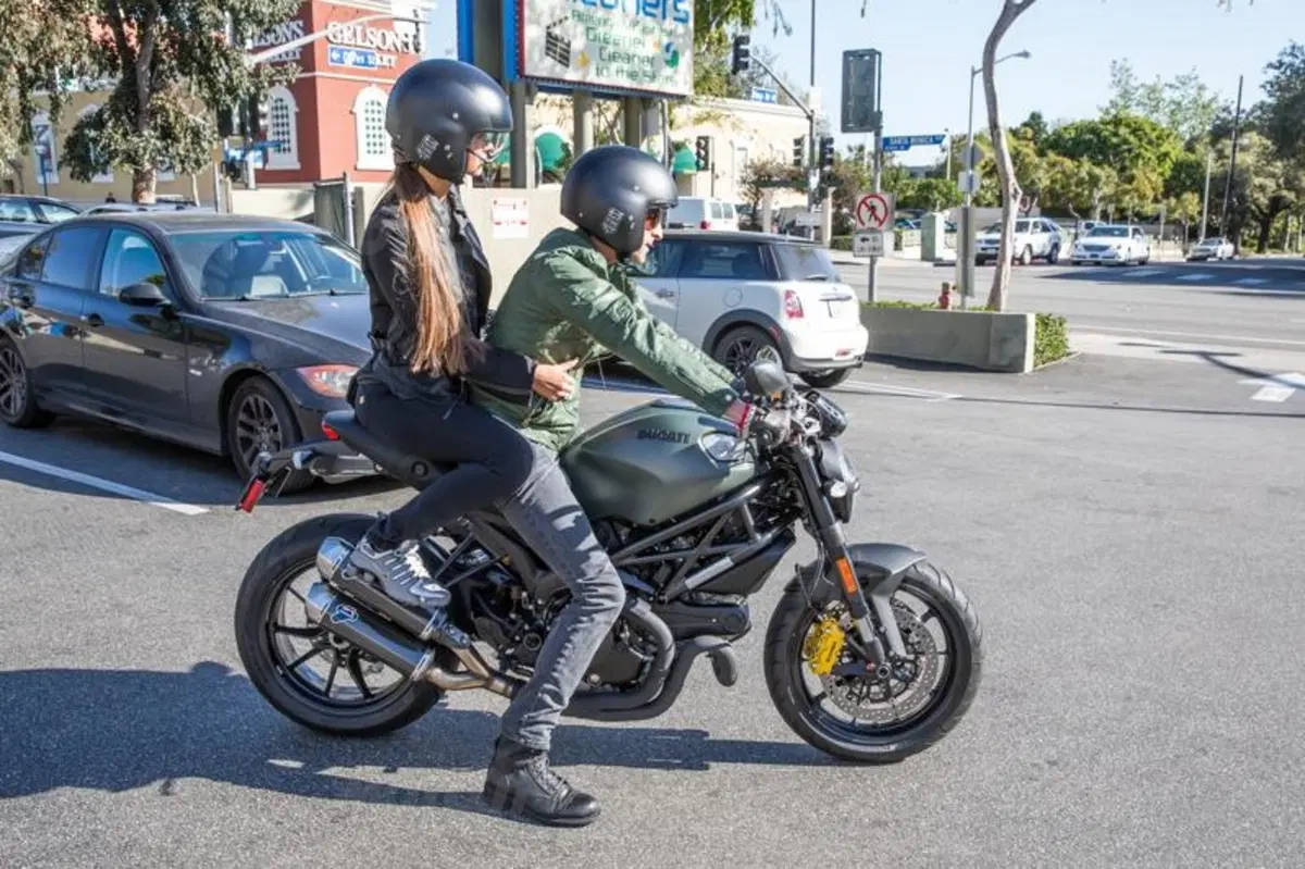 Adrien Brody scorrazza per L.A. sulla sua Ducati Monster Diesel 