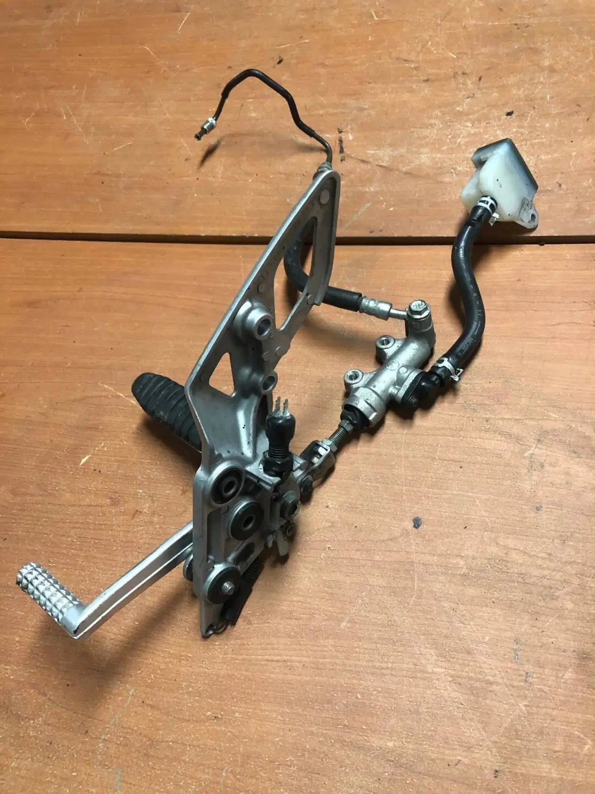 Pedana anteriore con pompa Suzuki GSX 1250 FA (2)