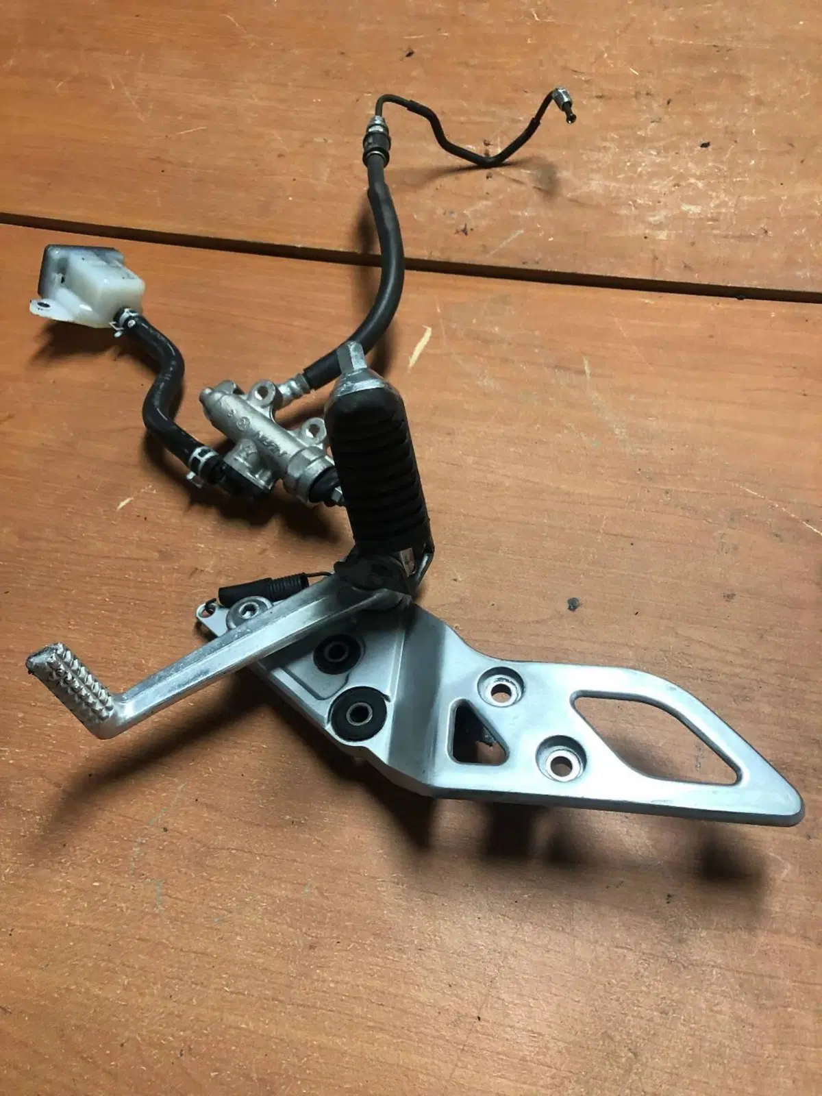 Pedana anteriore con pompa Suzuki GSX 1250 FA (3)