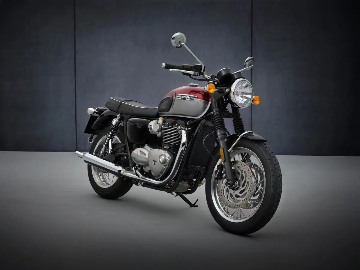 Triumph Bonneville T 120 e T 120 Black 2021 (2)