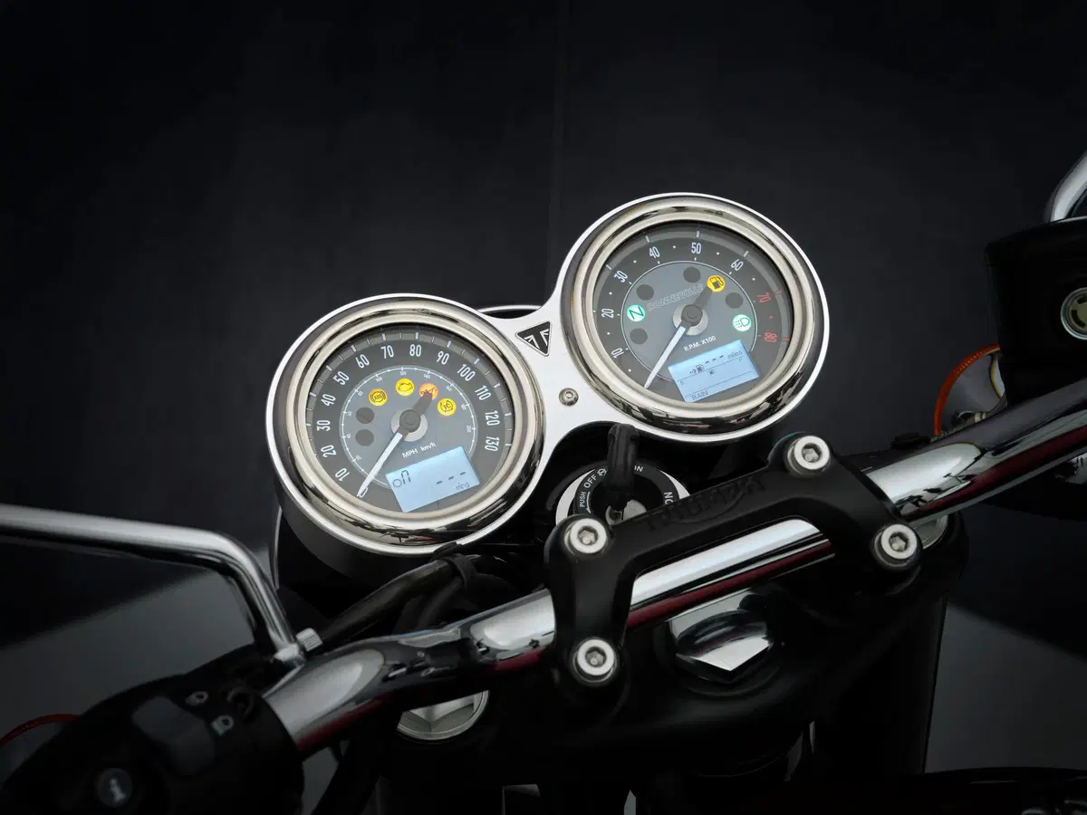 Triumph Bonneville T 120 e T 120 Black 2021 (16)
