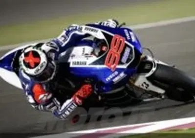 MotoGP. Lorenzo è il più veloce nelle libere in Qatar. Rossi 3°