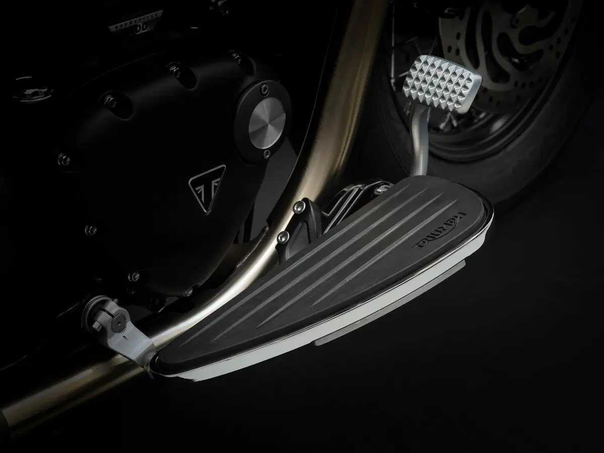 Triumph Bonneville Bobber 2021 (35)