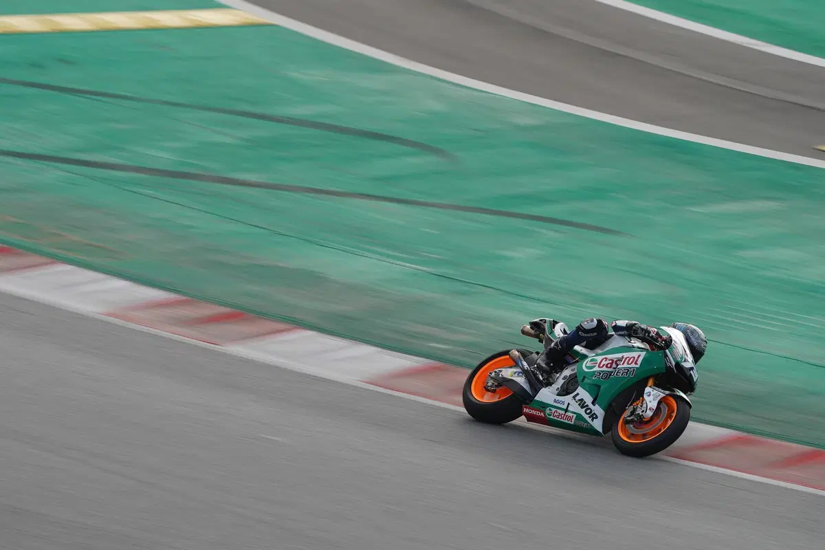 MotoGP. I piloti spagnoli (e qualche intruso) a Barcellona sulle moto sportive [GALLERY] (3)