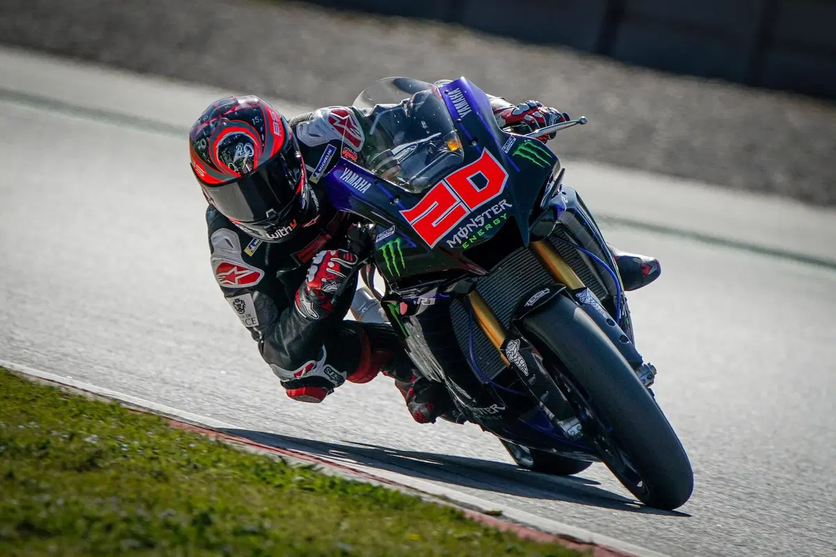 MotoGP. I piloti spagnoli (e qualche intruso) a Barcellona sulle moto sportive [GALLERY]