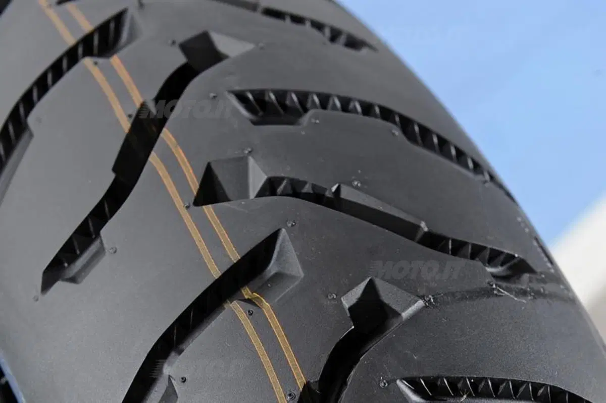 Nuove Michelin Anakee III per maxi enduro (4)