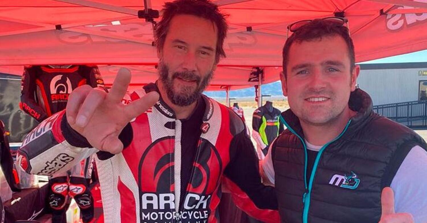 Keanu Reeves e Michael Dunlop insieme in pista, in California, sulle italianissime MV