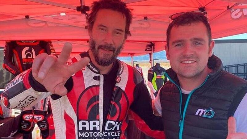 Keanu Reeves e Michael Dunlop insieme in pista, in California, sulle italianissime MV