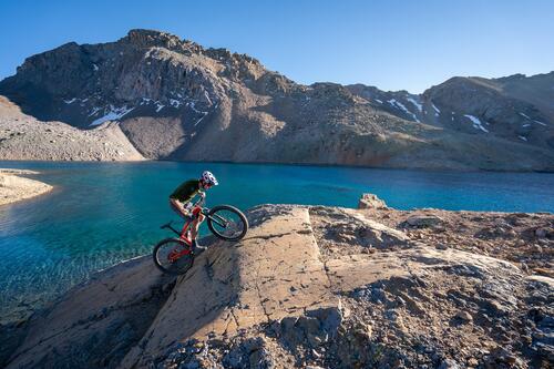 Trek presenta la E-Caliber, peso piuma da cross country (3)