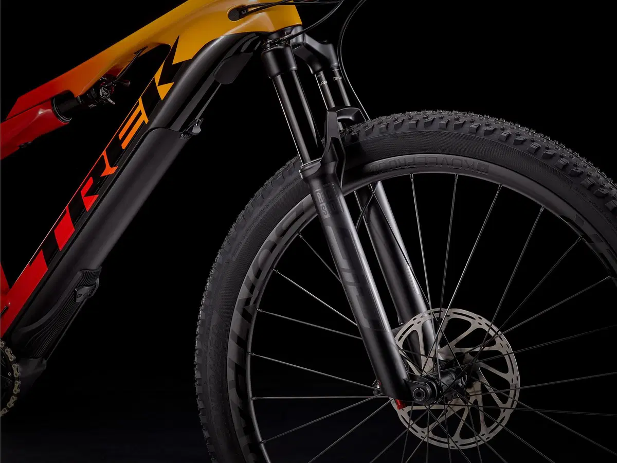 Trek presenta la E-Caliber, peso piuma da cross country (30)