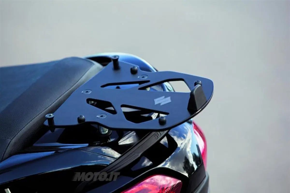 Suzuki presenta la linea accessori dedicata al Burgman 650 (4)