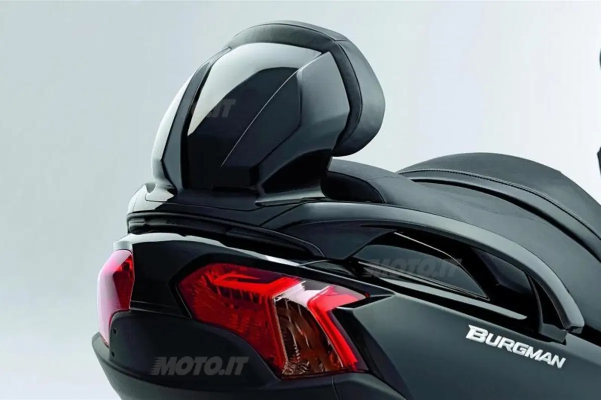 Suzuki presenta la linea accessori dedicata al Burgman 650 (5)