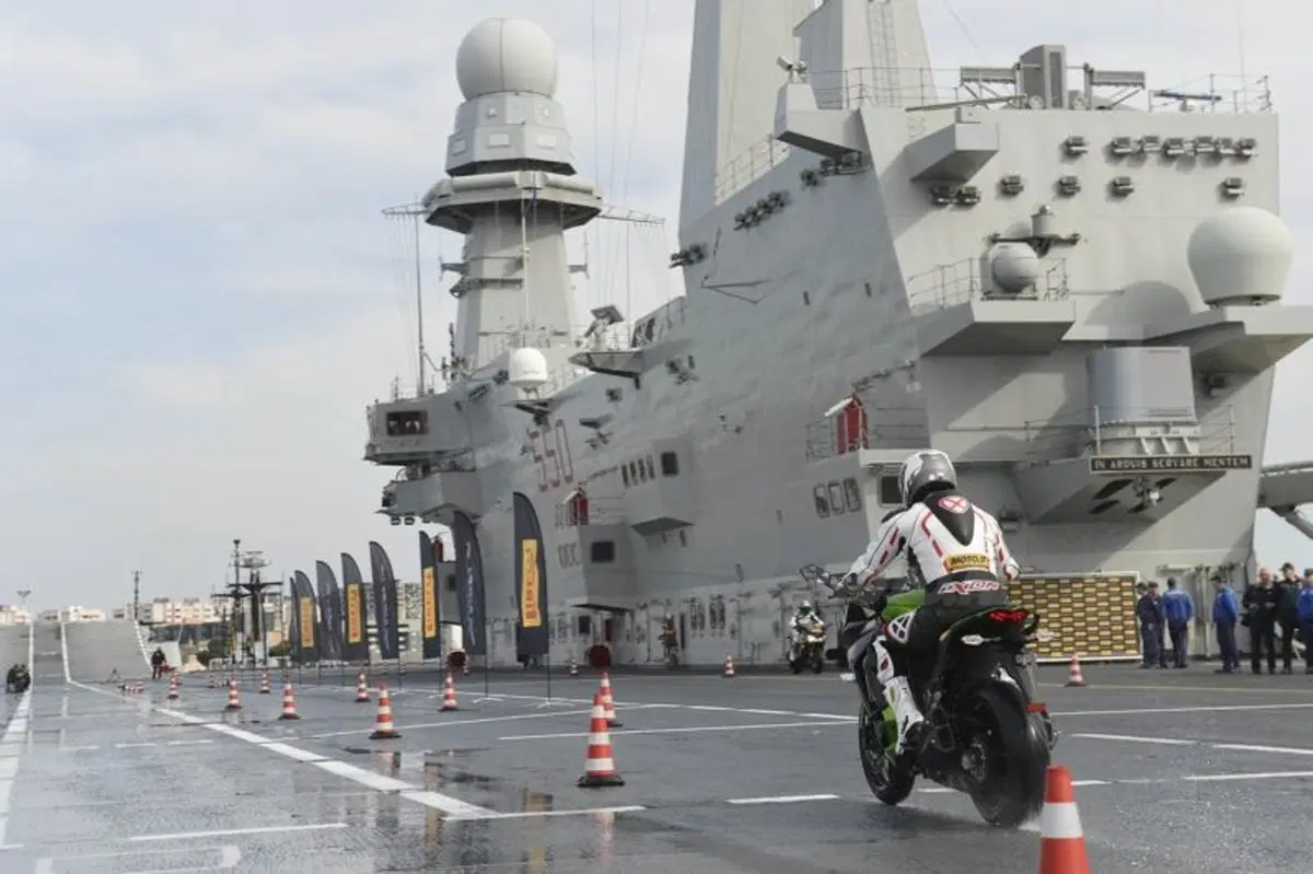 Biaggi tester Pirelli sulla portaerei Cavour