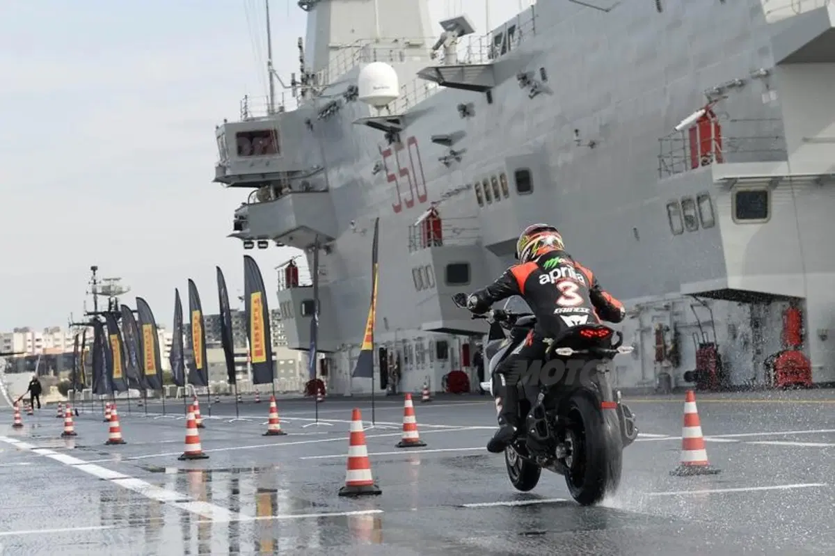Biaggi tester Pirelli sulla portaerei Cavour (2)