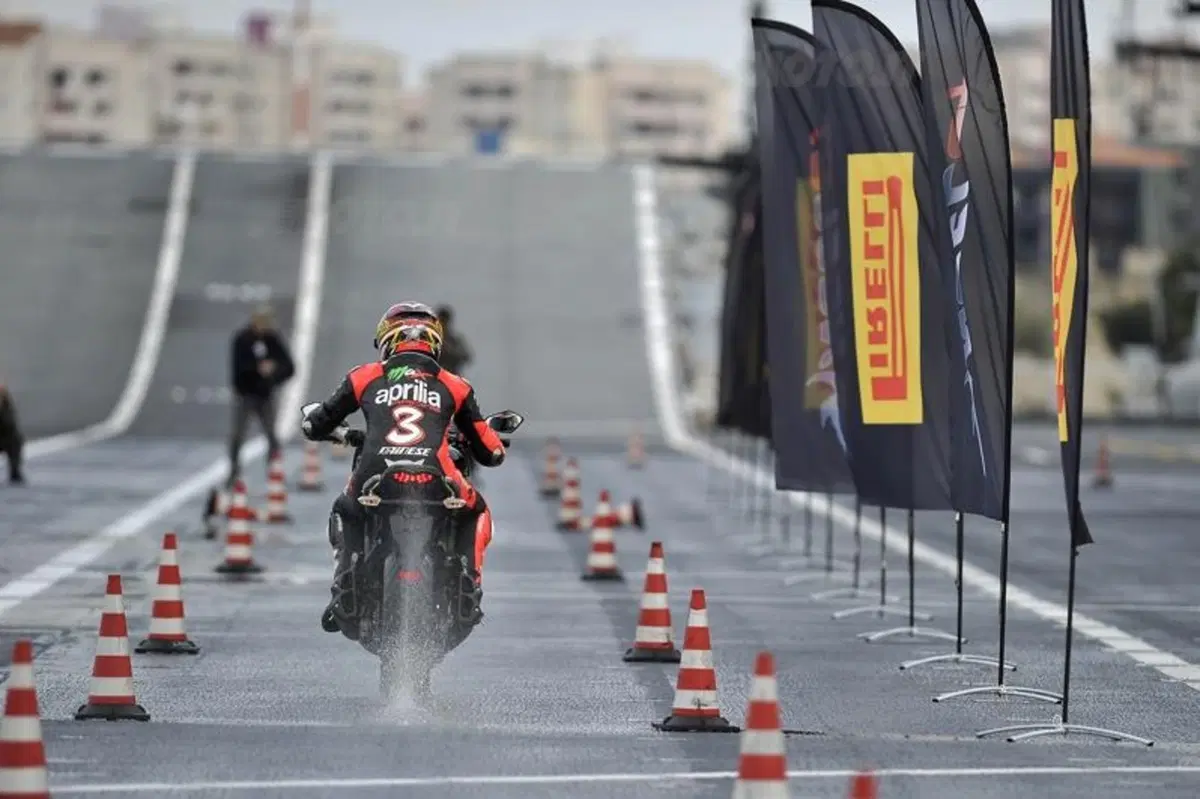 Biaggi tester Pirelli sulla portaerei Cavour (3)