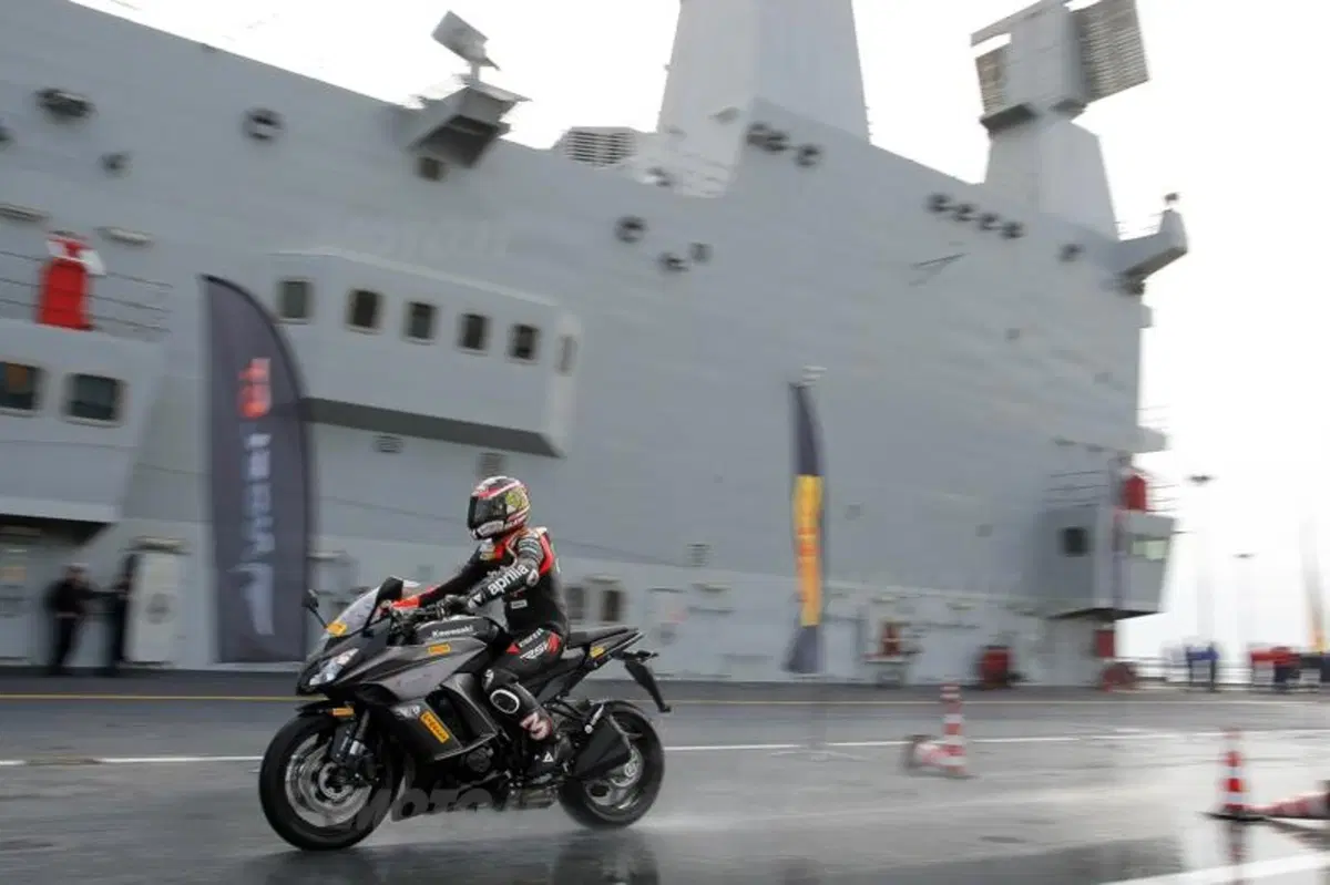 Biaggi tester Pirelli sulla portaerei Cavour (4)