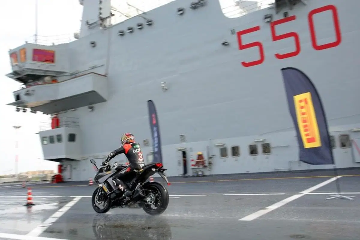 Biaggi tester Pirelli sulla portaerei Cavour (5)