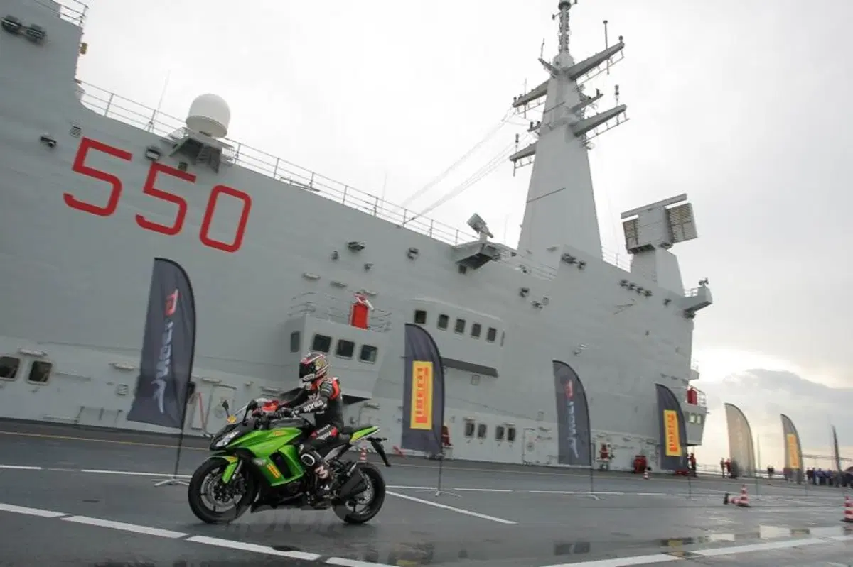 Biaggi tester Pirelli sulla portaerei Cavour (6)