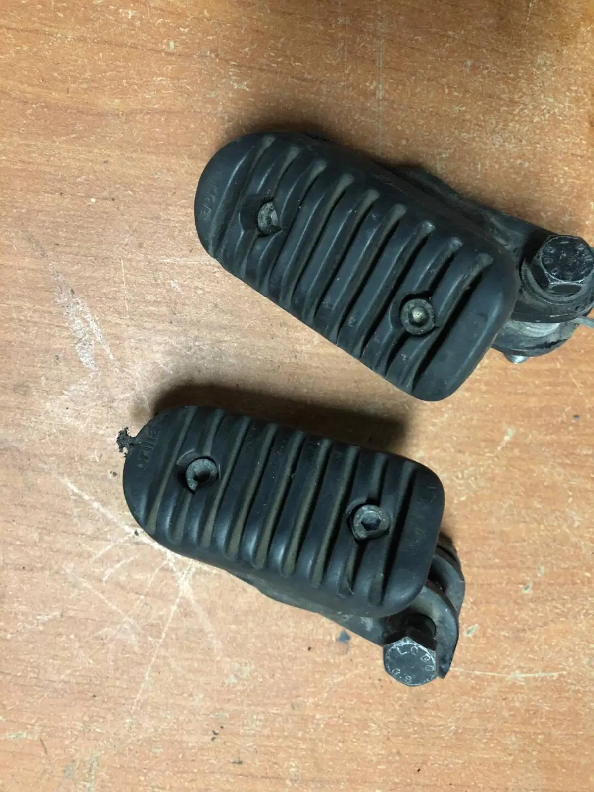 Coppia pedane anteriori Aprilia Pegaso 125 (2)