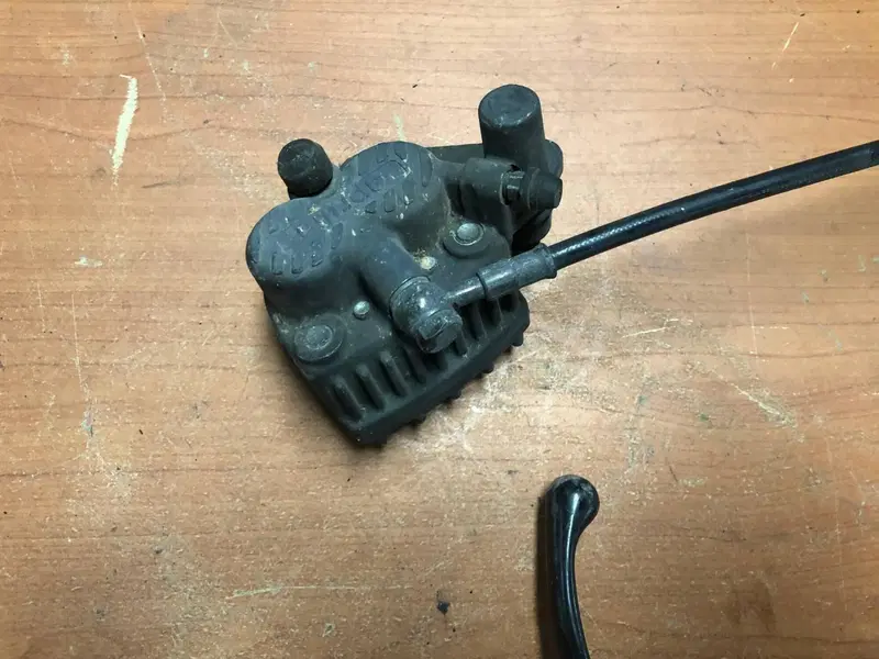 Pompa freno anteriore con pinza Aprilia Pegaso 125 (2)