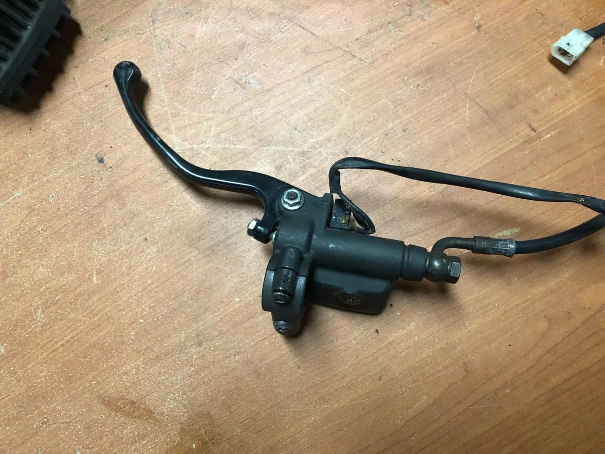 Pompa freno anteriore con pinza Aprilia Pegaso 125 (3)