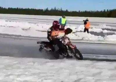 MotoGP. Guai per KTM: Mika Kallio si è rotto tibia e perone durante una gara sul ghiaccio [VIDEO]