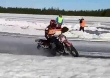 MotoGP. Guai per KTM: Mika Kallio si è rotto tibia e perone durante una gara sul ghiaccio [VIDEO]