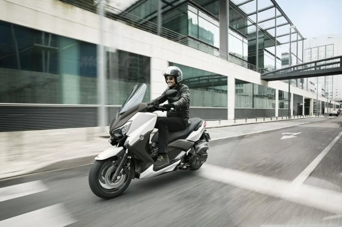 Yamaha X-MAX 400, potenza e compattezza