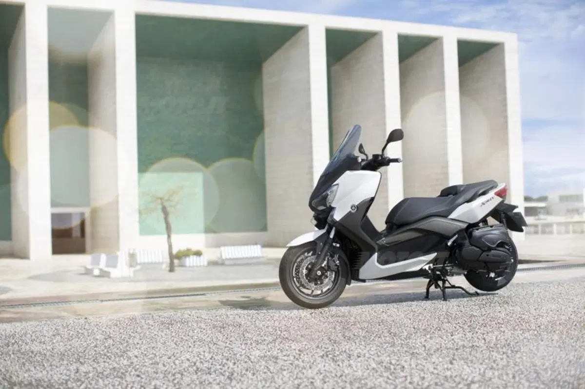 Yamaha X-MAX 400, potenza e compattezza (2)