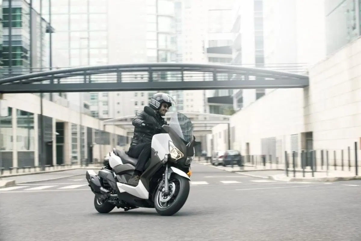 Yamaha X-MAX 400, potenza e compattezza (4)