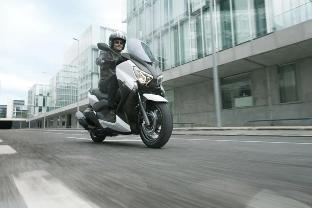 Yamaha X-MAX 400, potenza e compattezza (6)