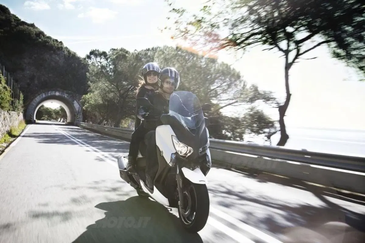 Yamaha X-MAX 400, potenza e compattezza (8)